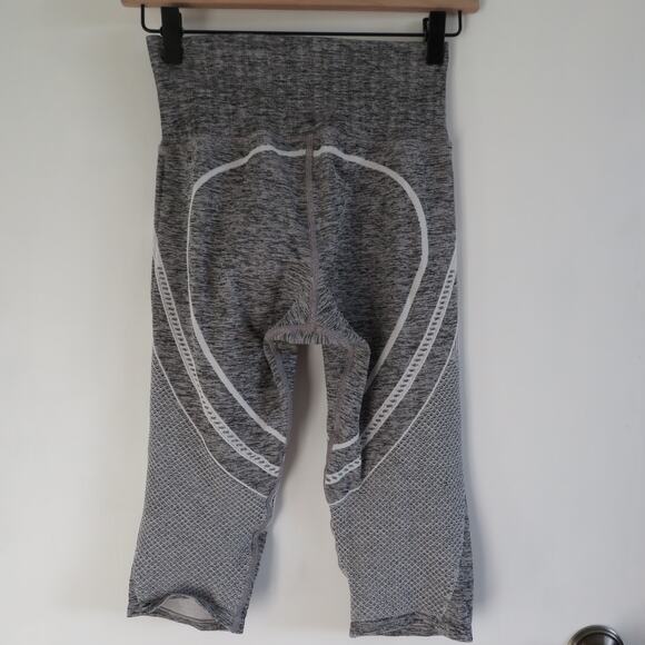 Athleta Womens Sz S Ligh Gray Capri Stretchy High Waist Leggings Athleticwear - Picture 2 of 4